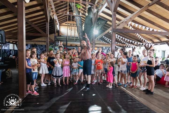 A kicsikkel mindig jó játszani